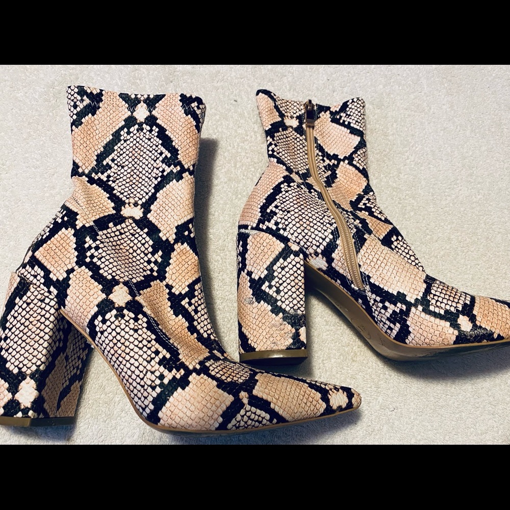Almost Brand New Boots By  PRETTY LITTLE THING - box 23 - Picture 8 of 8
